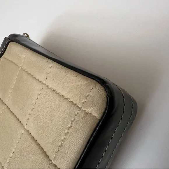 CHANEL Quilted Beige and Black Shoulder Bag - Picture 11 of 15